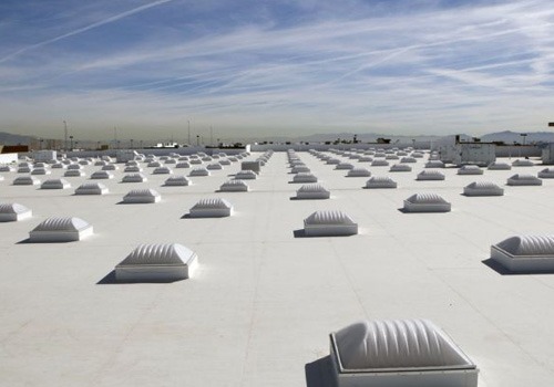 peinture cool roof sur le toit très vaste d'une usine