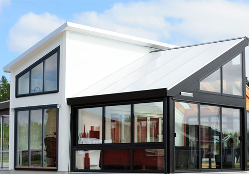 peinture cool roof sur le toit penché d'un maison